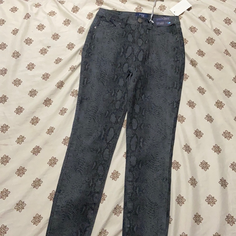 1/25 high rise skinny jeans. snakeskin. brand new, never worn with tags